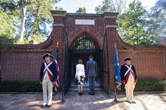 El rey Felipe VI y la reina Letizia depositan una corona de flores en el panteón del primer presidente de Estados Unidos, George Washington.