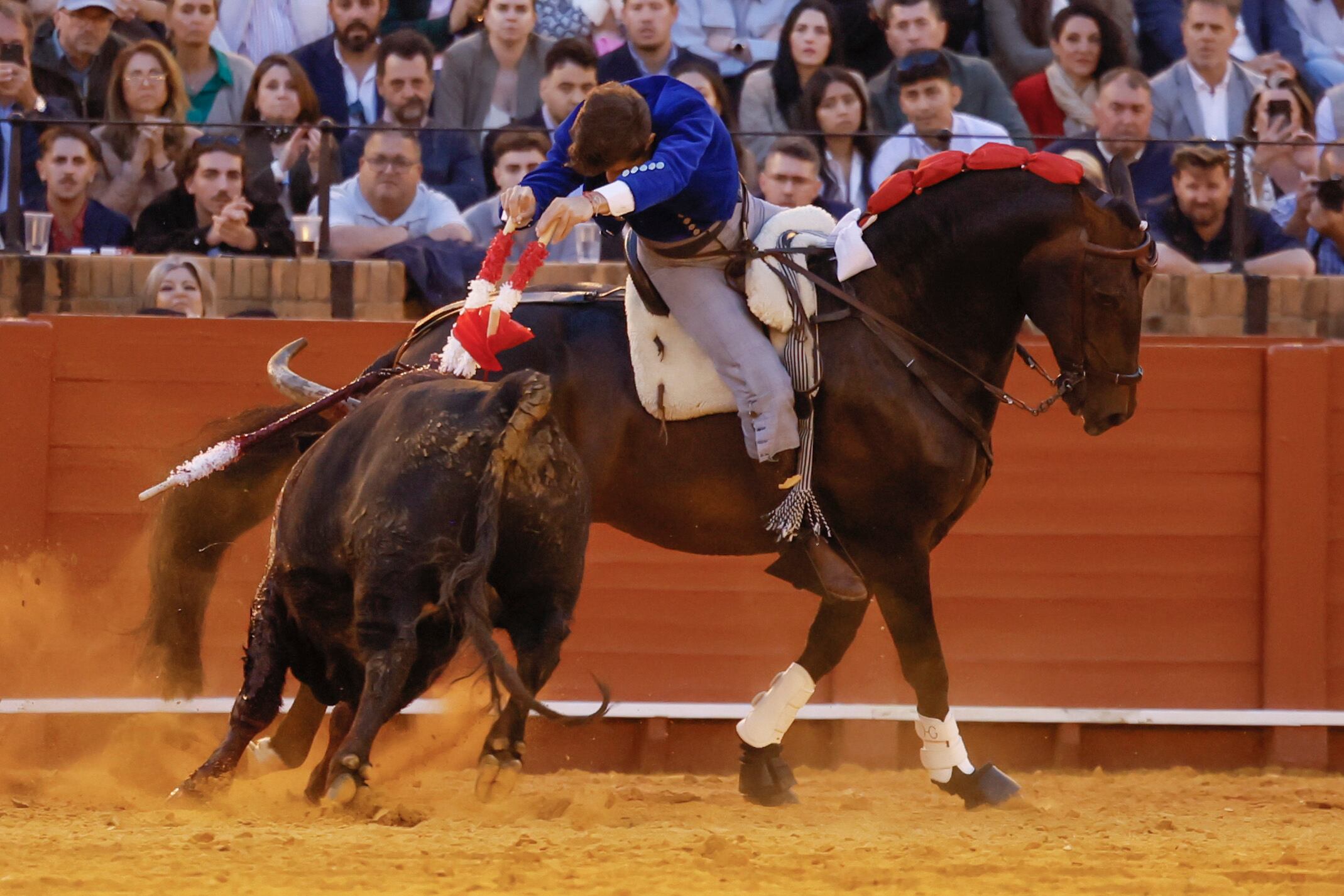 SEVILLA, 04/05/2025.- El rejoneador Guillermo Hermoso de Mendoza en la lidia al segundo de los de su lote, durante la corrida de la Feria de Abril celebrada este domingo en la Real Maestranza, en Sevilla. EFE/Jose Manuel Vidal
