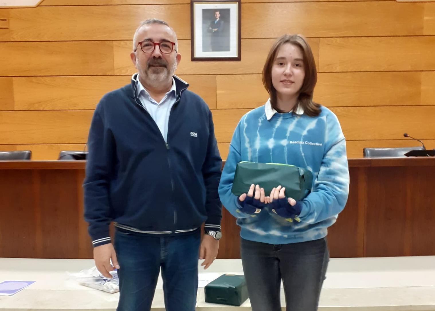 El president de la Mancomunitat Voro Femenia junto a la ganadora del concurso.