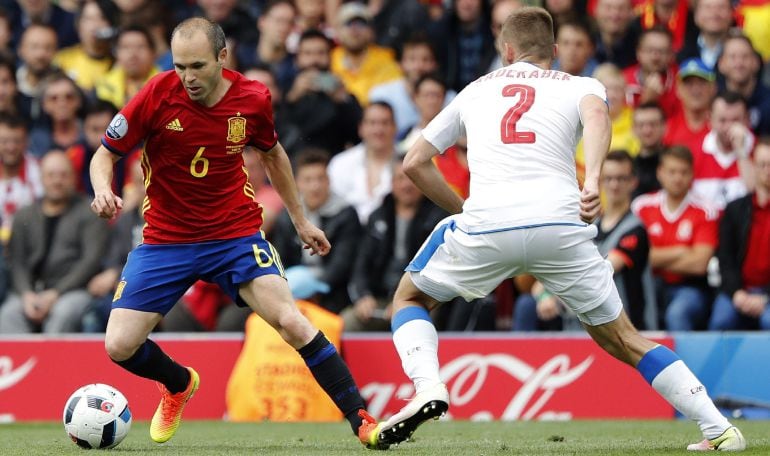 El centrocampista de la selección española Andrés Iniesta (i) lucha un balón con el defensa de la República Checa Pavel Kaderabek (d)