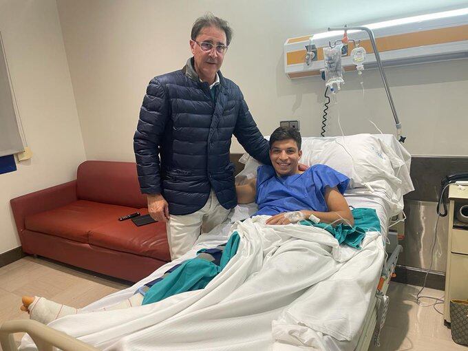 El jugador del Málaga Haitam junto al director deportivo Loren Juarros en el Hospital Vithas, tras la intervención quirúrgica en la rodilla derecha