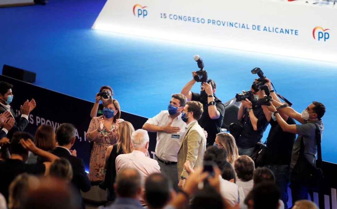 El presidente del Partido Popular, Pablo Casado y Carlos Mazón, presidente provincial del PP en Alicante, durante la clausura del decimoquinto congreso provincial del PP de Alicante