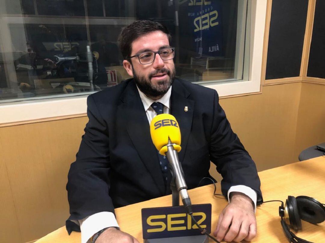 Jesús Manuel Sánchez Cabrera en los estudios de Ser Ávila en una foto de archivo