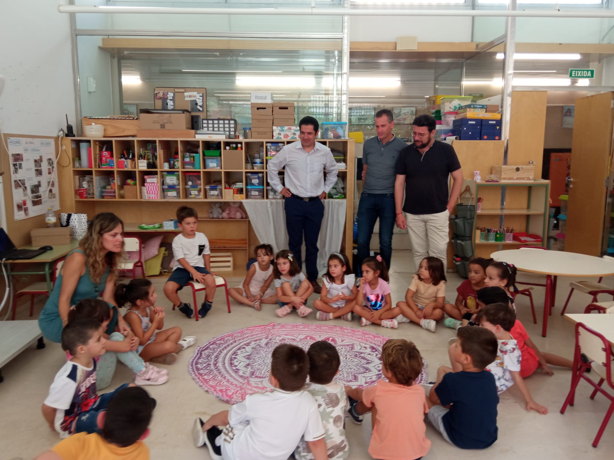 El alcalde, Antonio Francés; el vicealcalde Àlex Cerradelo, y el edil de Educación, Alberto Belda, visitan el CEIP El Romeral en el primer día de curso escolar 2024-2025.