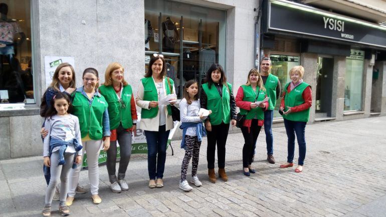 Voluntarias y voluntarios de la Asociación Española contra el Cáncer participan en Aranda en la campaña de concienciación contra el tabaquismo 