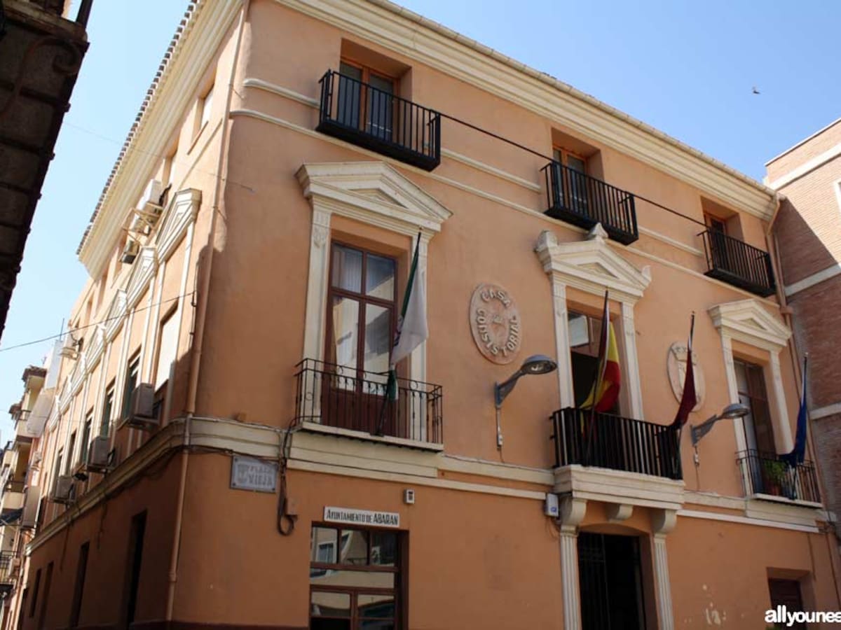 Sanitarios atienden a una mujer herida leve tras una discusión en Abarán