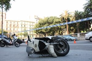 La moto amb que viatjava el motorista i que s&#039;ha estavellat contra un fanal a la Plaça Tetuan