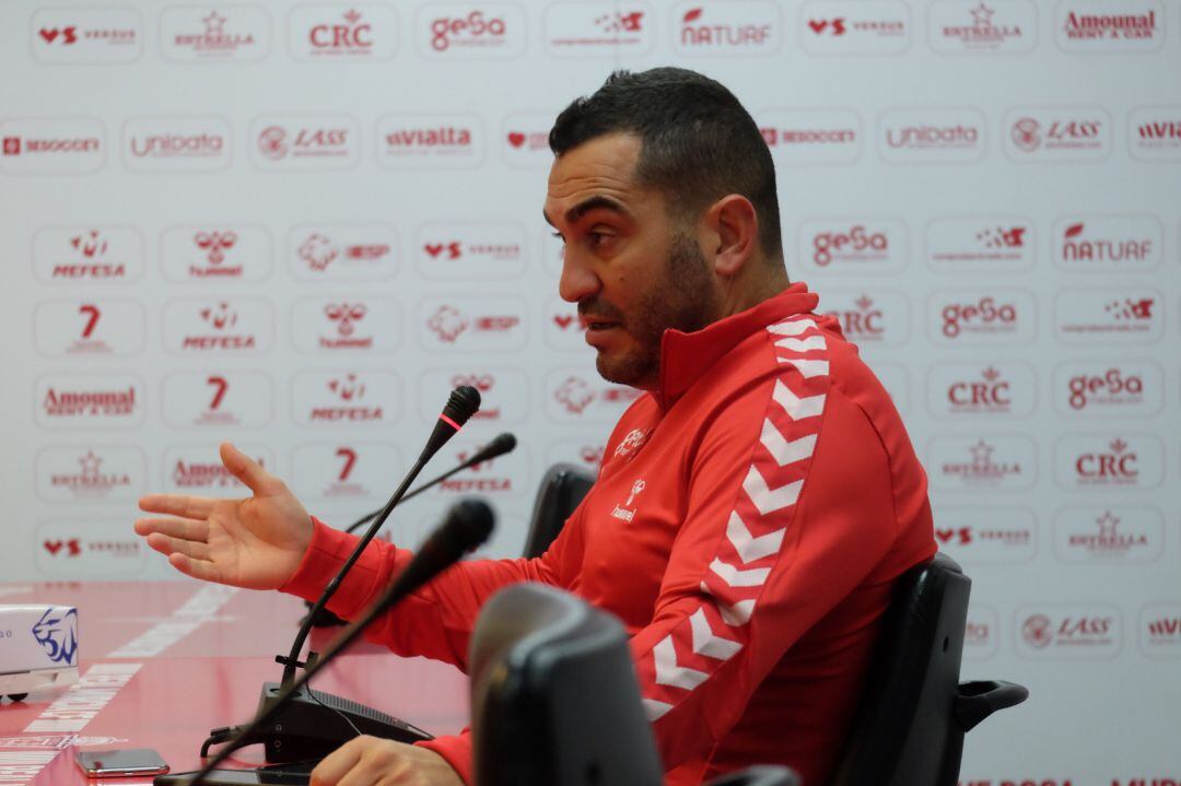 Adrián Hernández, entrenador del Real Murcia, en sala de prensa