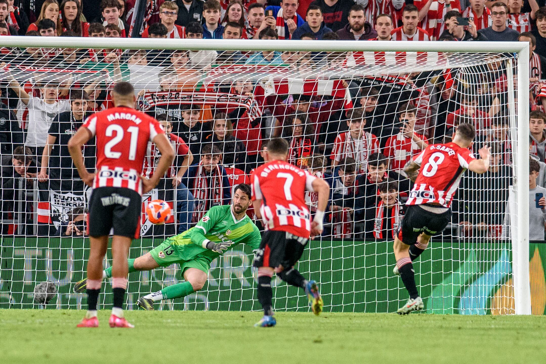 Oihan Sancet anotó el gol del empate de penalti ante el portero argentino del Rayo, Augusto Batalla, durante el partido de la temporada pasada