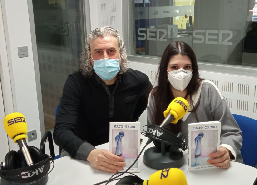 Cristina Díaz Aragón y Javier Márquez, presentando en Cadena SER &quot;Bajo techo. Poemas de cuarentena&quot;