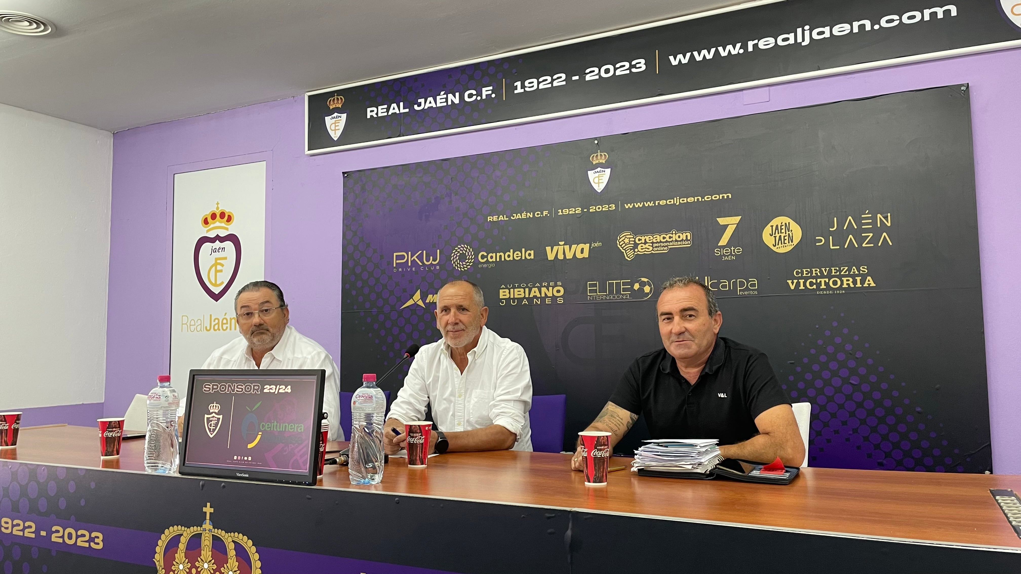 José Pablo Varela junto a Ildefonso Ruiz, presidente del Real Jaén y Ramón García momentos antes de iniciarse la comparecencia de los  miembros del Consejo de Administración