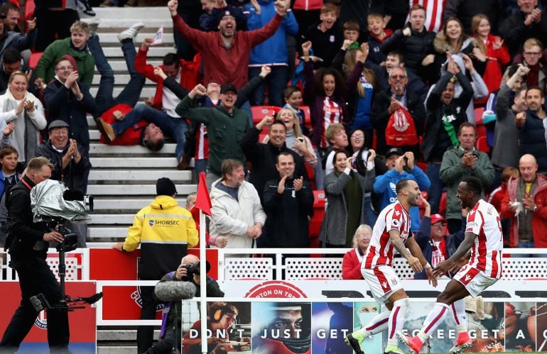 La celebración nunca vista en el campo del Stoke