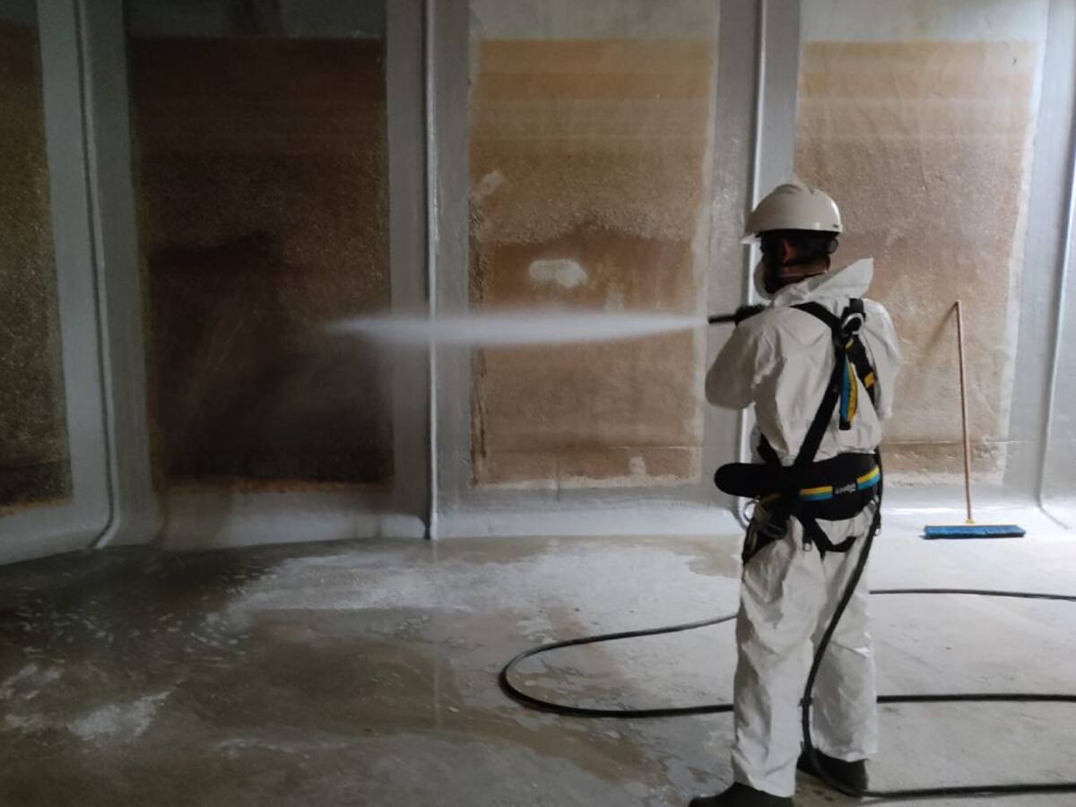 Grijota limpia e impermeabiliza su depósito de agua potable