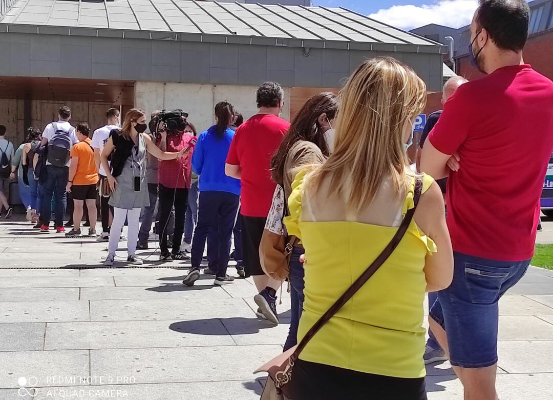 Imagen de archivo de personas guardando su turno en la puerta de consultas externas del Hospital General de Ciudad Real