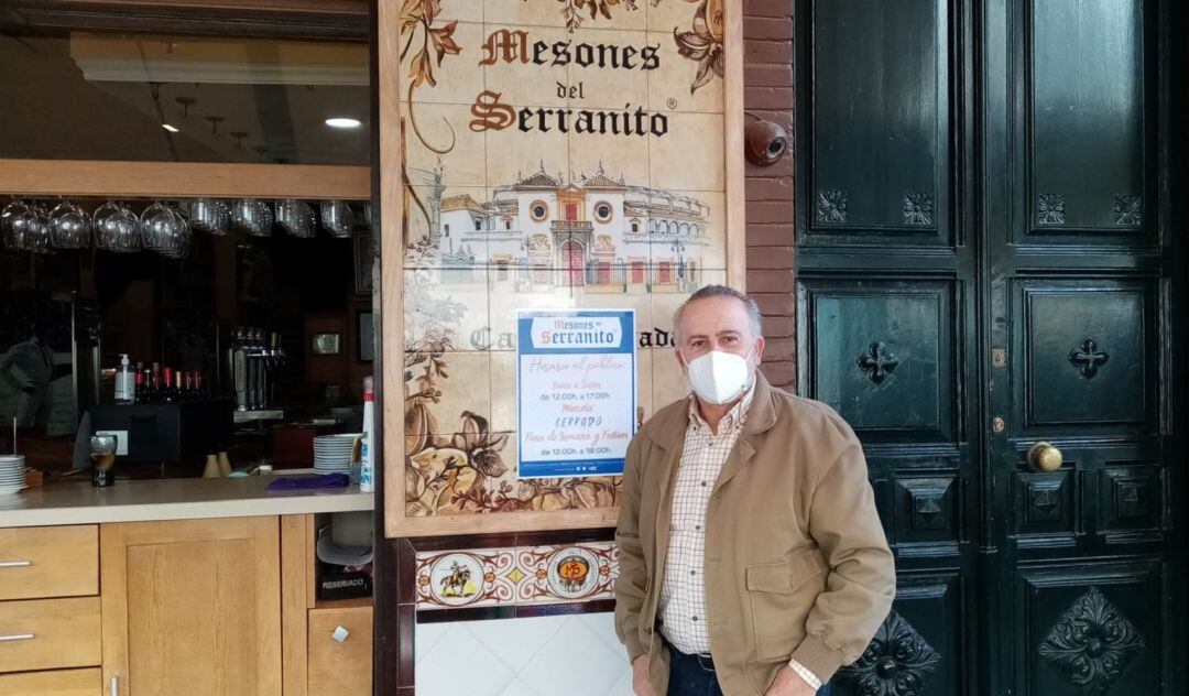 José Luis del Serranito, a las puertas de su negocio en la calle Antonia Díaz