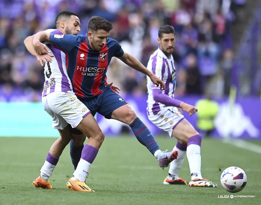 Gerard Valentín, que se tuvo que retirar lesionado, en una acción del partido ante el Real Valladolid