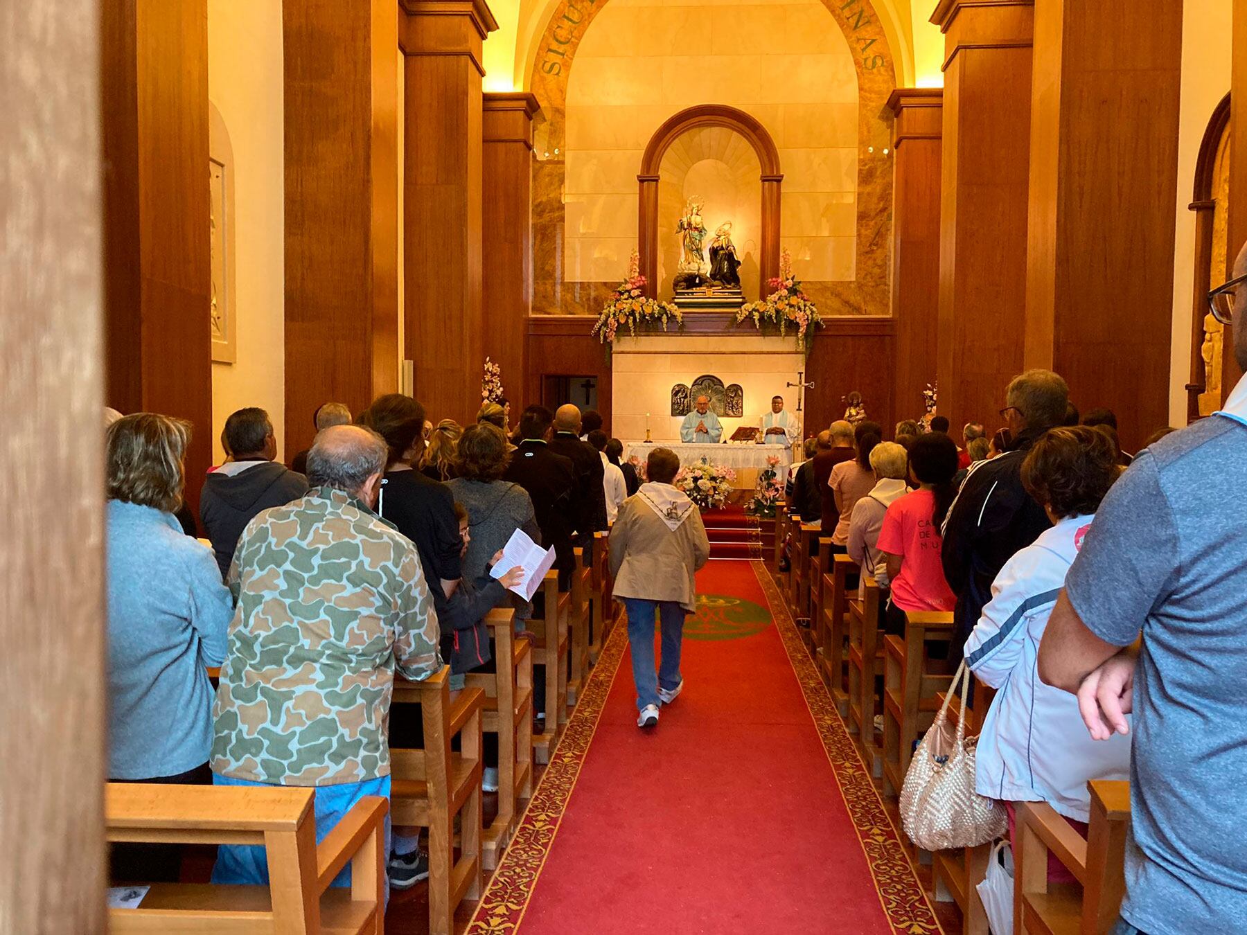 La celebración religiosa tuvo que realizarse en el interior de la ermita de la Font Roja