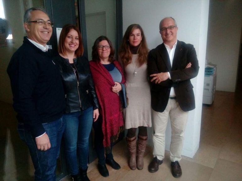 Dirigentes socialistas, junto a la directora de la Fundación Cruz Blanca en Algeciras