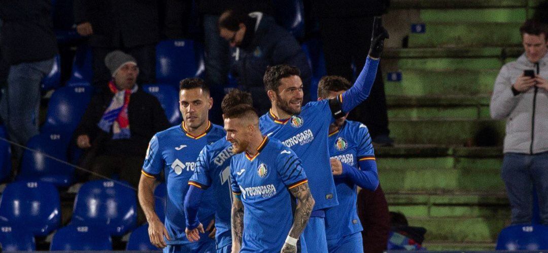 El delantero del Getafe CF Jorge Molina (2d) celebra su gol, segundo del equipo ante el Deportivo Alavés.