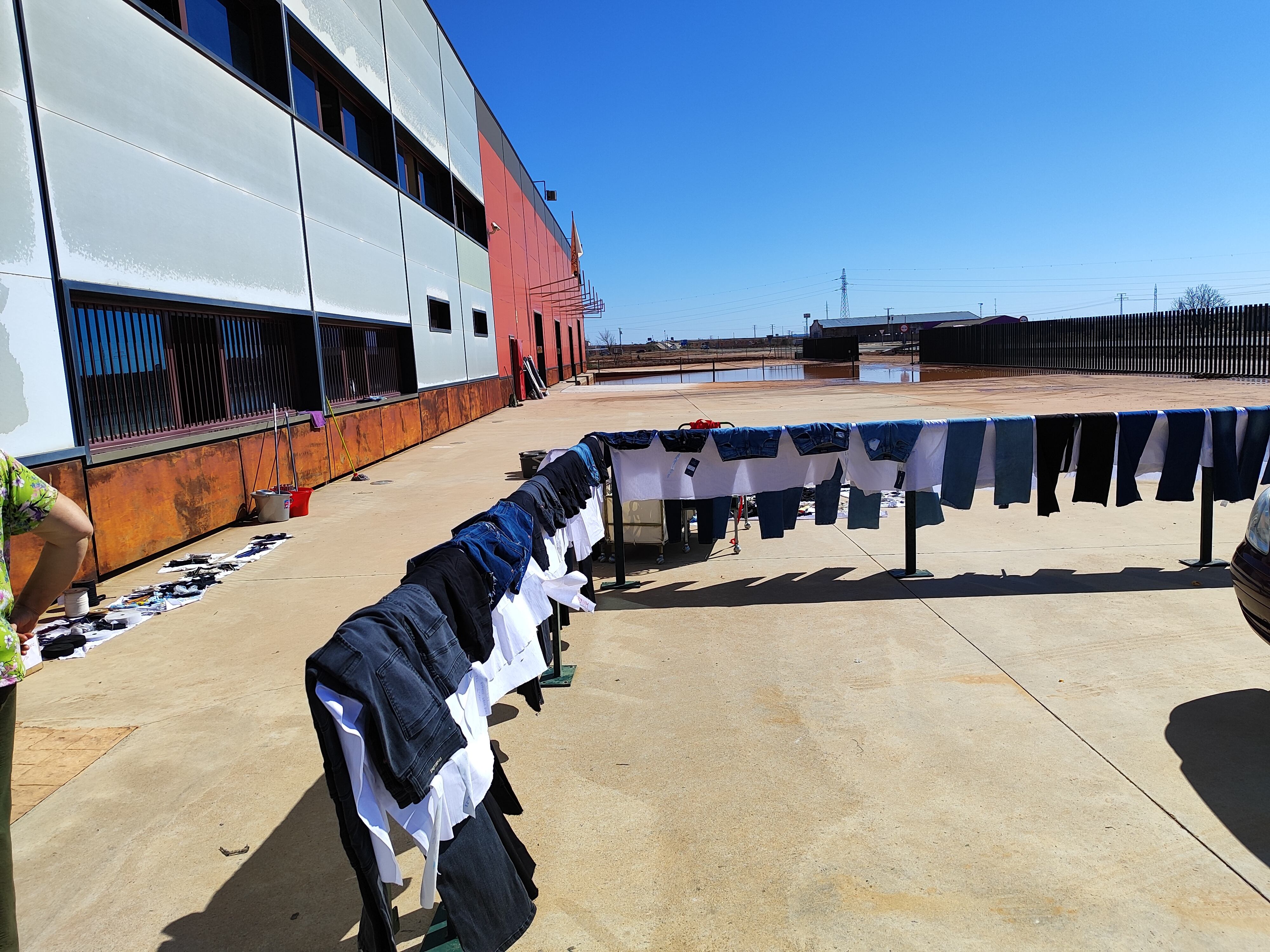 Ropa secando en el exterior de la empresa textil de San Clemente