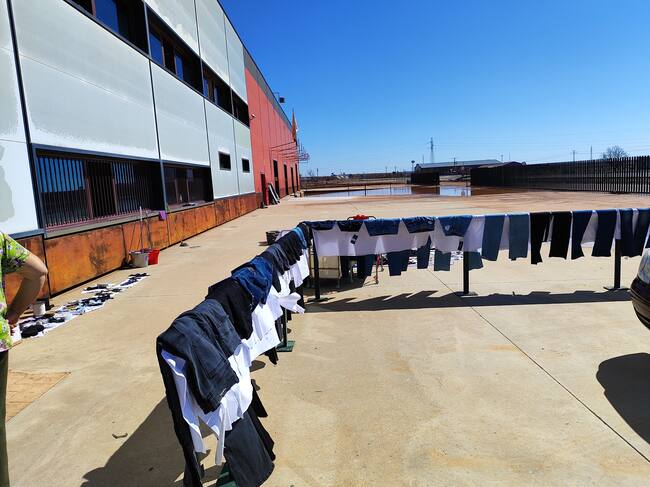 Ropa secando en el exterior de la empresa textil de San Clemente