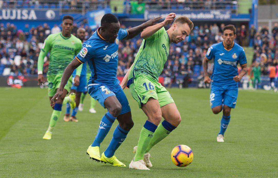 El azulón Djene Dakonam ante el bético Loren Moran durante el partido de la primera vuelta que terminó con triunfo local por 2 a 0.