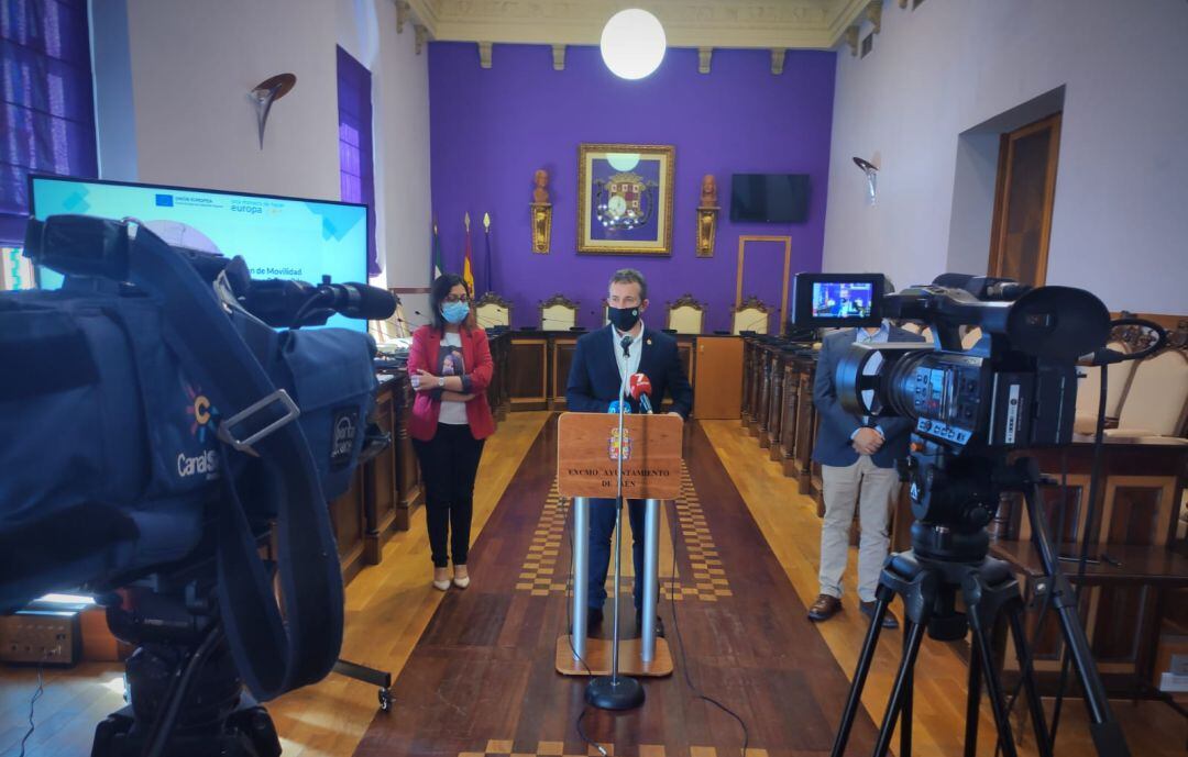 El alcalde de Jaén, Julio Millán, ha comparecido ante los medios en el Salón de Plenos del Ayuntamiento de la capital