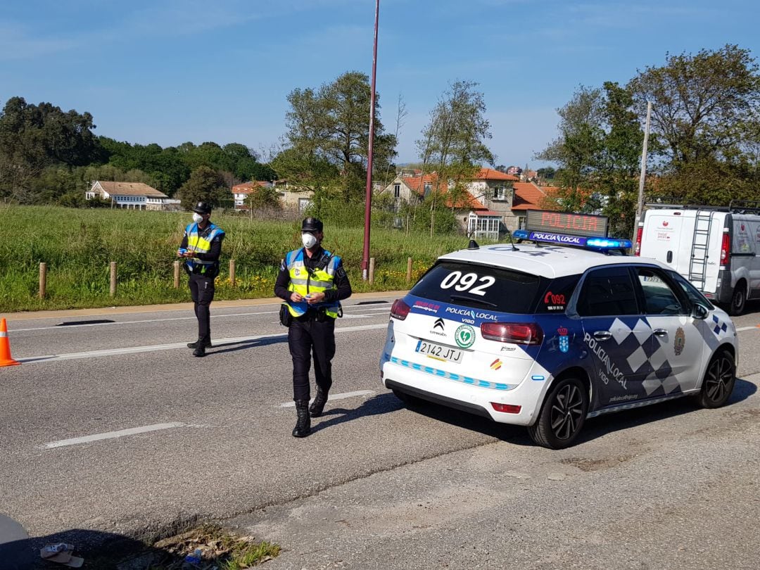Agentes municipales, durante un control.