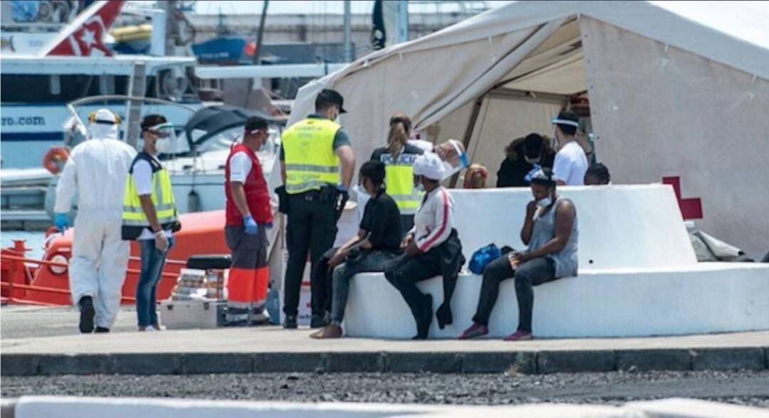 Los ocupantes de la patera rescatada el pasado 4 de junio, atendidos en Puerto Naos.