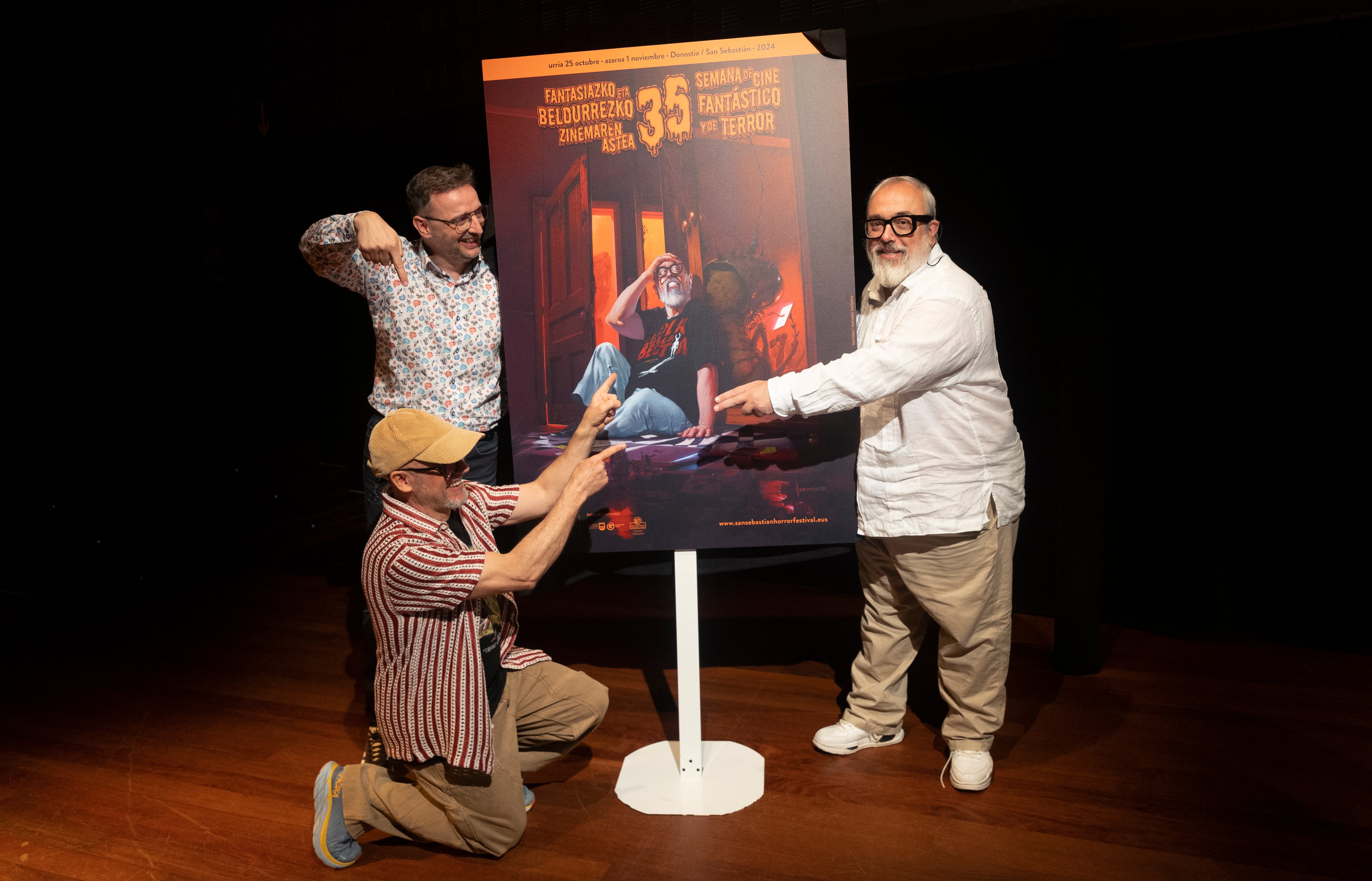 SAN SEBASTIÁN - El director Álex de la Iglesia, y el director del festival, Joxemi Beltrán, presentan este lunes el cartel de la 35 Semana de Cine Fantástico y de Terror de San Sebastián creado por el ilustrador Santi Pérez, que se celebrará del 25 de octubre al 1 de noviembre. EFE/Juan Herrero