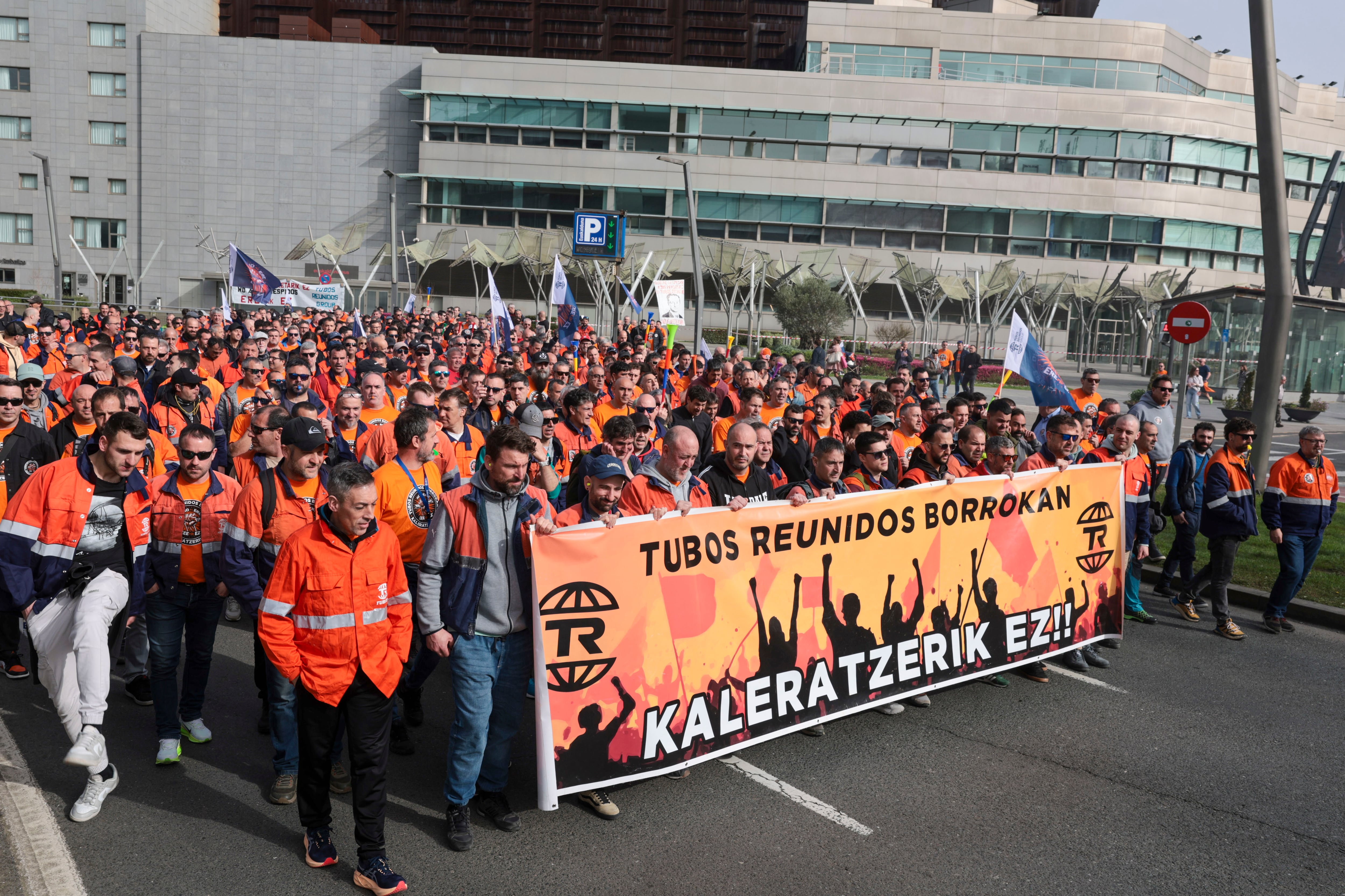 Los trabajadores de Tubos Reunidos se concentran frente al Palacio Euskalduna de Bilbao coincidiendo con una nueva reunión de la mesa negociadora del ERE presentado por la dirección y en el marco de una nueva jornada de huelga en la planta alavesa de Amurrio.