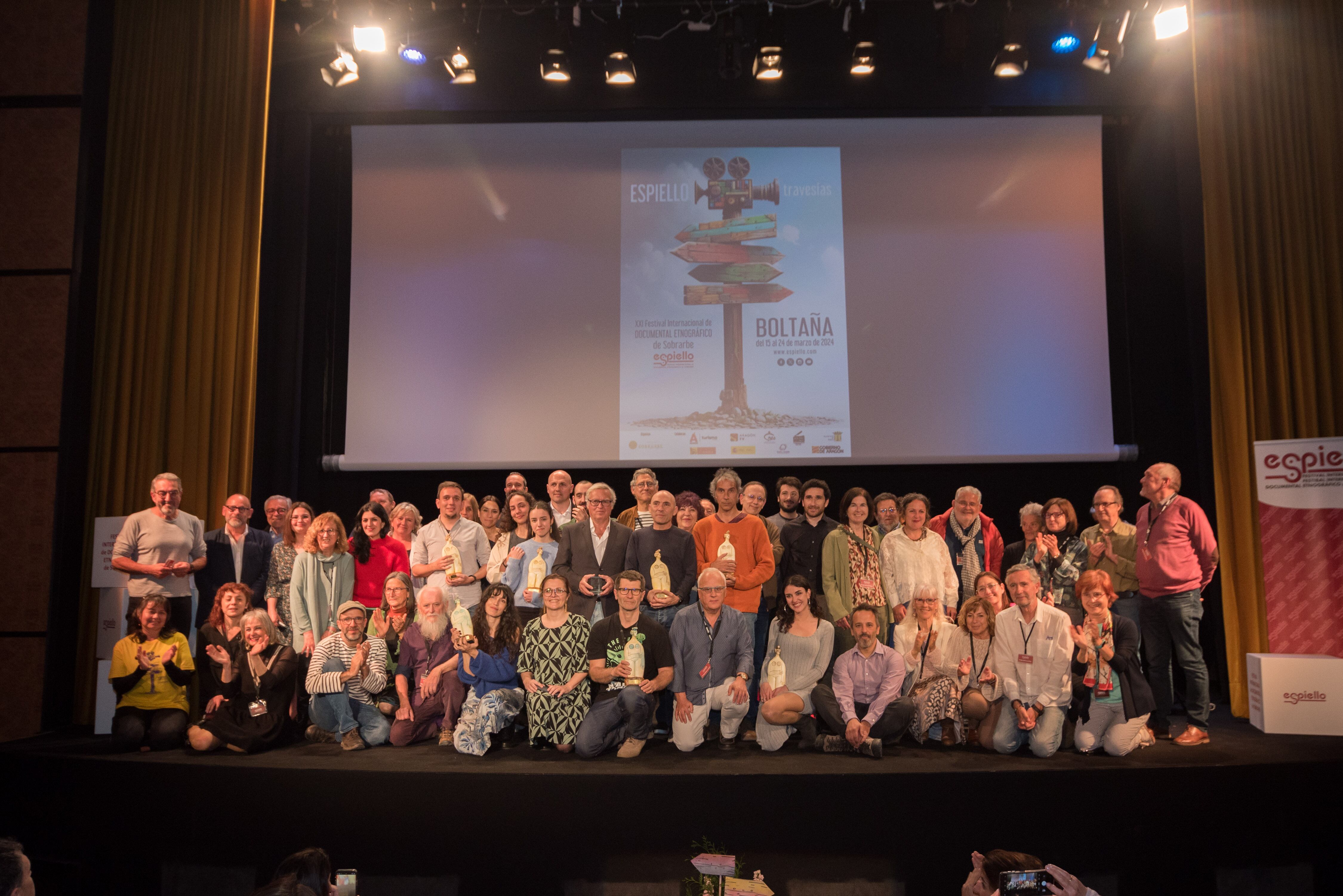 Foto de familia de todos los premiados. Foto: @saulozano.photo
