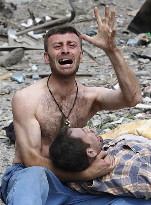 Un hombre llora la pérdida de un familiar en Gori (Georgia) tras el bombardeo lanzado por un avión de Rusia.