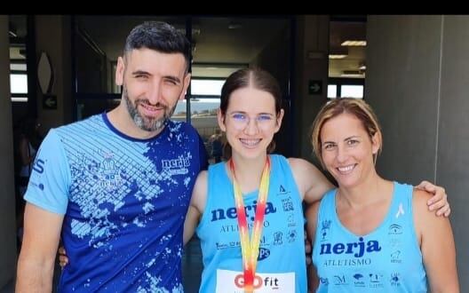 Lilian, atleta en Trops-Cuevas de Nerja con sus padres