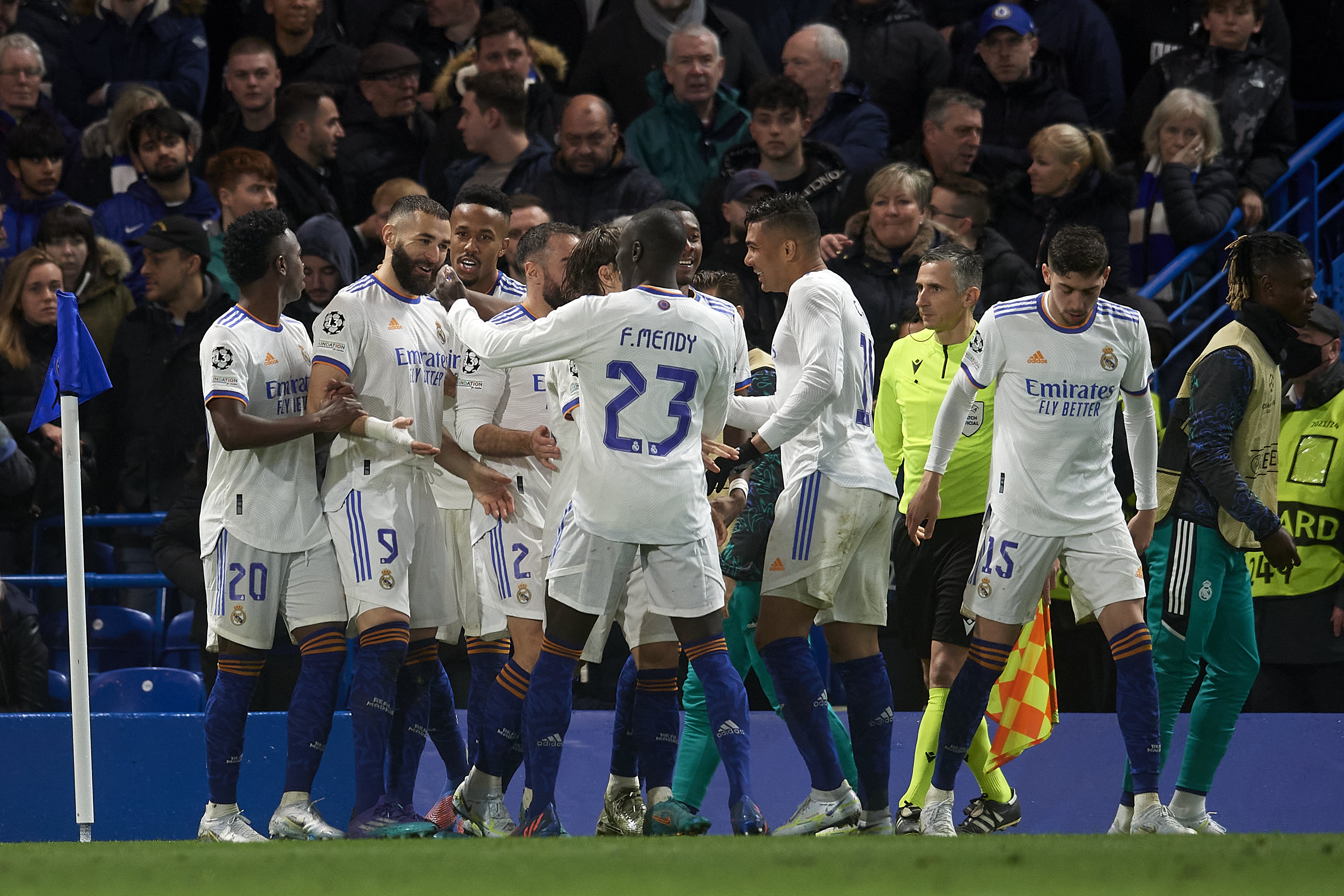 Los jugadores del Real Madrid celebran el primer gol.