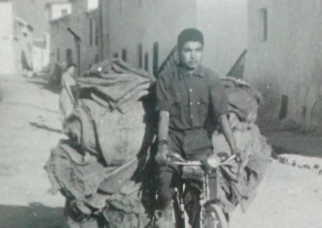 El joven Rafael Ramírez con su bicicleta.