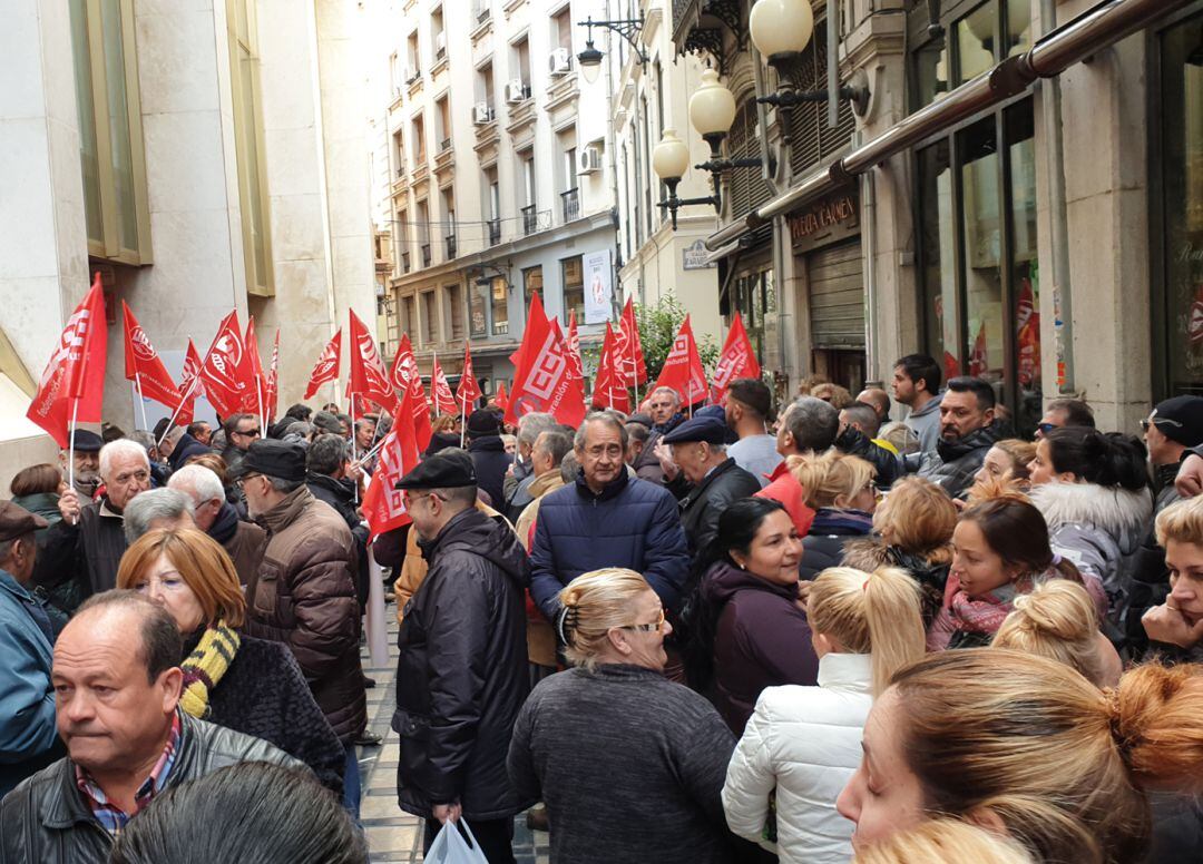 Protesta ante las puertas de Endesa en el centro de Granada de los trabajadores de la compañía y de vecinos del barrio de La Paz que soportan cortes continuos en el suministro