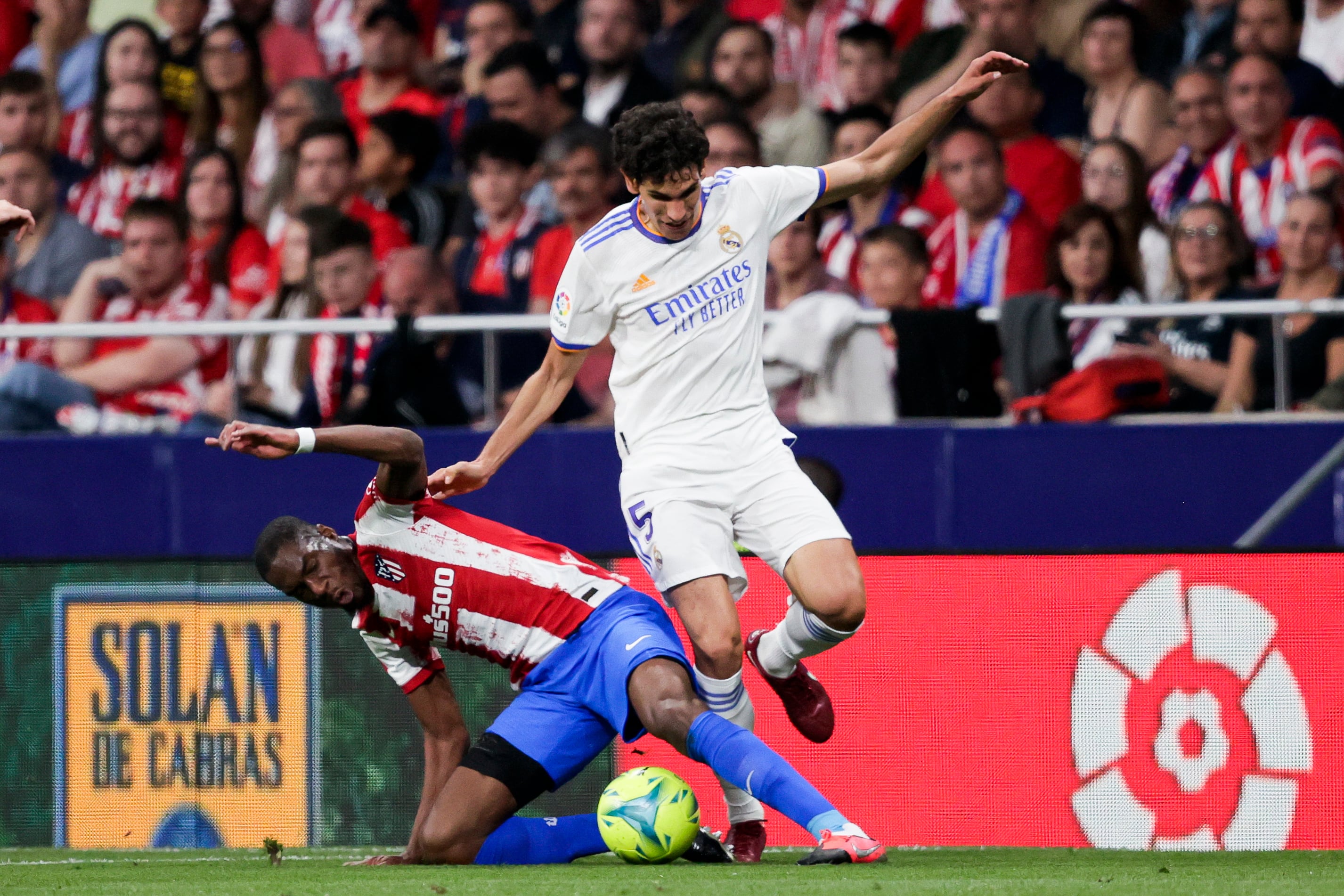 Jesús Vallejo disputa un derbi ante el Atlético con la camiseta del Real Madrid