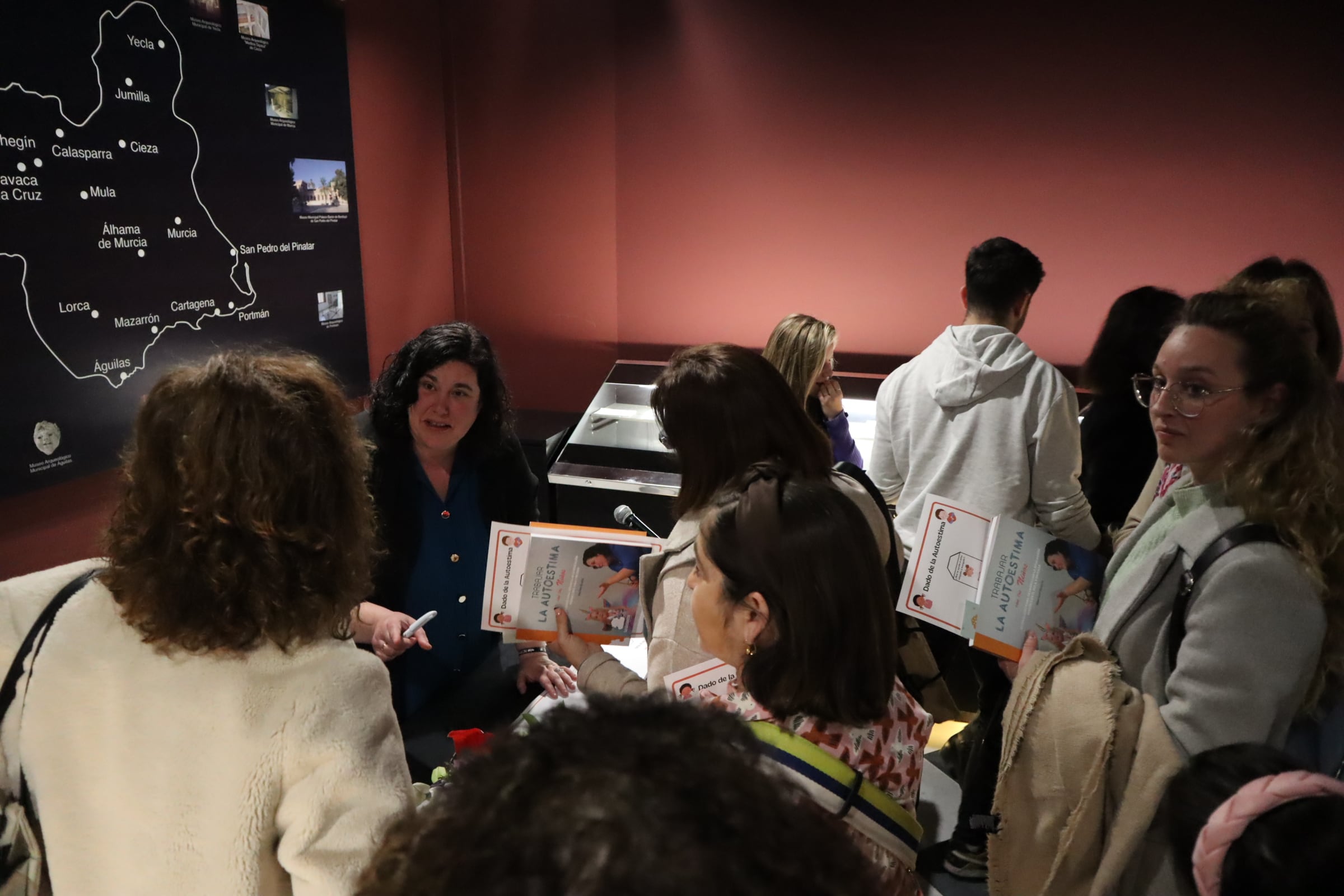 Marisol Gracia, autora de la guía &#039;Trabajar la autoestima con los niños&#039;, durante la presentación de su libro en San Pedro del Pinatar