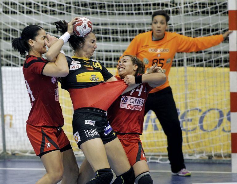 La jugadora española Elisabeth Chávez (c) pelea un balón con Mouna Jlezi (d) e Ines Khouildi (i), ambas de Túnez, durante el partido de la segunda jornada del XIX Torneo Internacional de España de Balonmano Femenino que están disputando esta tarde en el Palacio de los Deportes de La Guía de Gijón.