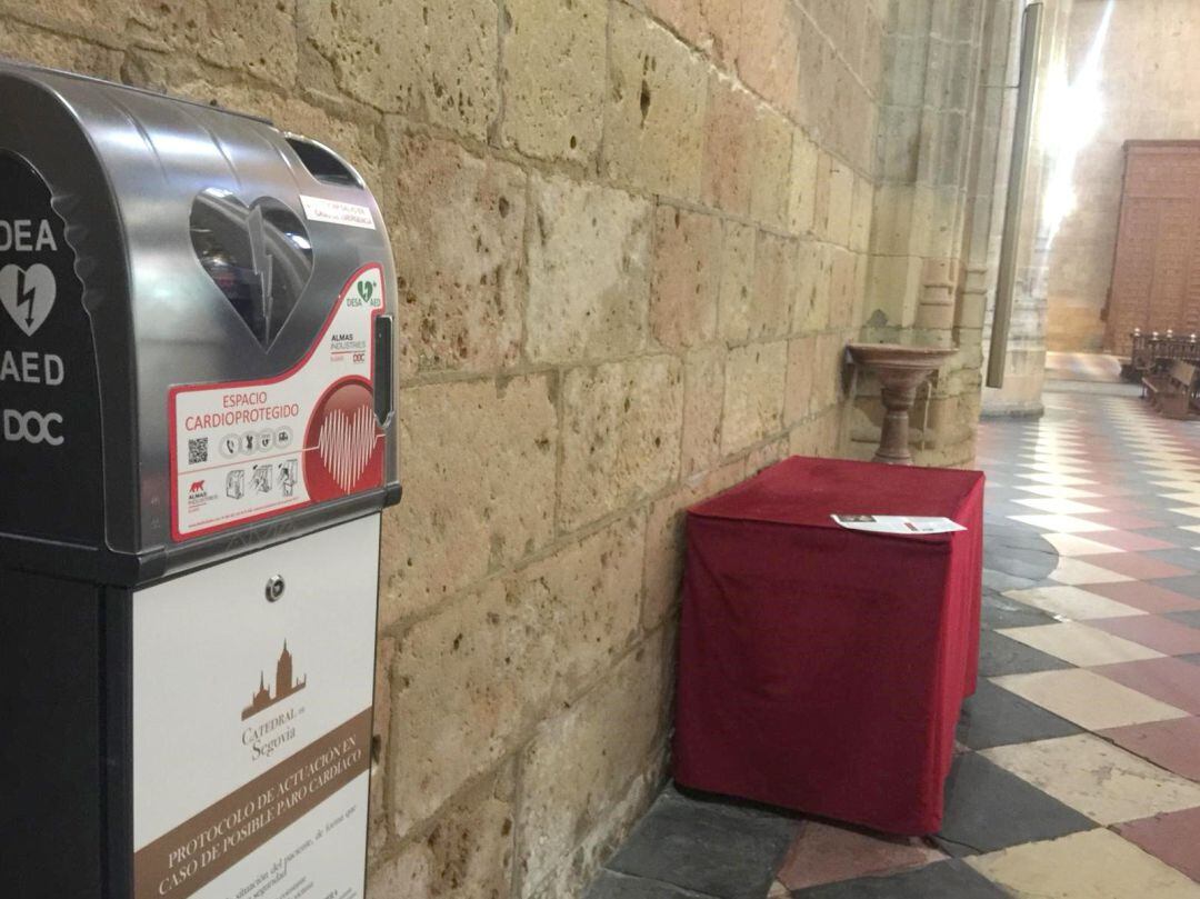 La Catedral de Segovia instala desfibriladores para &quot;cardioproteger&quot; a sus visitantes