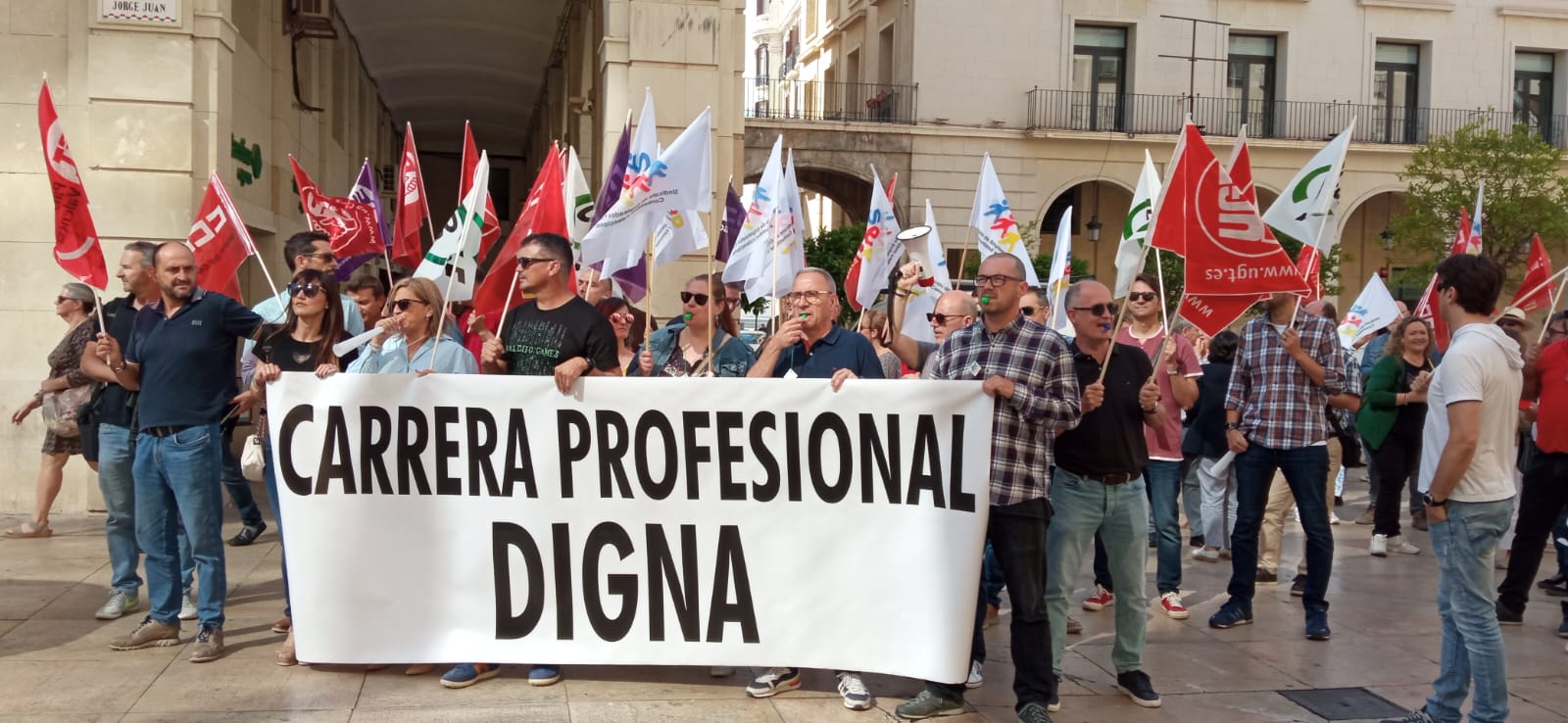 Imagen de la concentración contra el alcalde Barcala por no implantar la carrera profesional