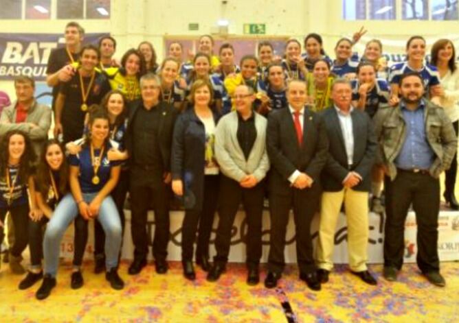 La plantilla del Bera Bera posa con las autoridades tras ganar su segunda Liga en Bidebieta