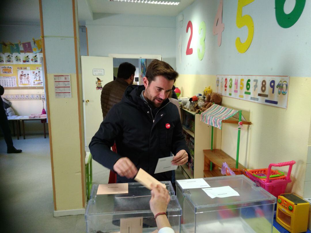 El candidato socialista, Antidio Fagundez, ejerciendo su derecho al voto