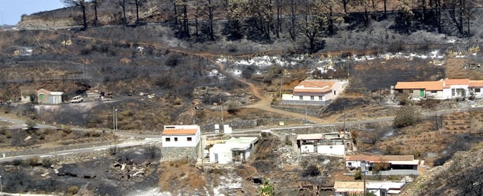 Viviendas del caserío de Igualero, en el municipio de Vallehermoso, rodeadas de terreno calcinado por el incendio que afecta a La Gomera.