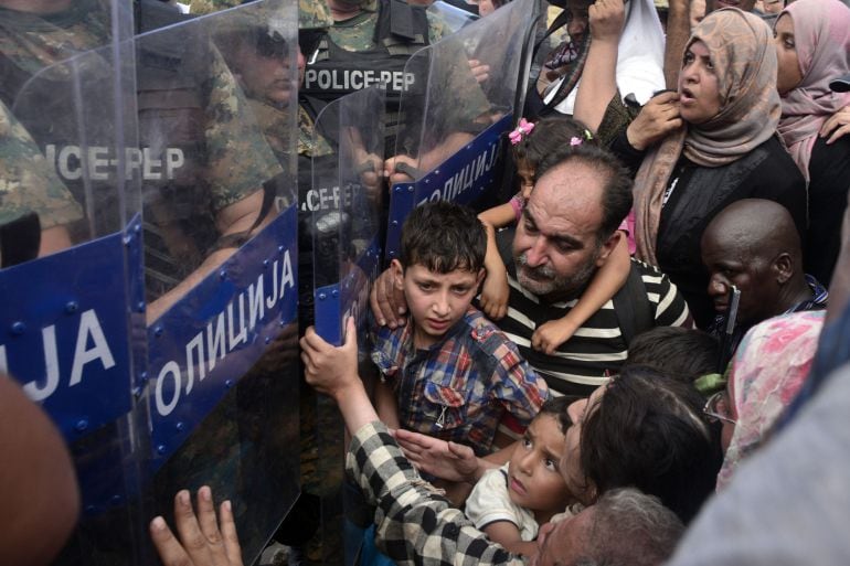 FOTOGALERÍA | La policía macedonia impide el paso a los refugiados que intentan pasar la frontera