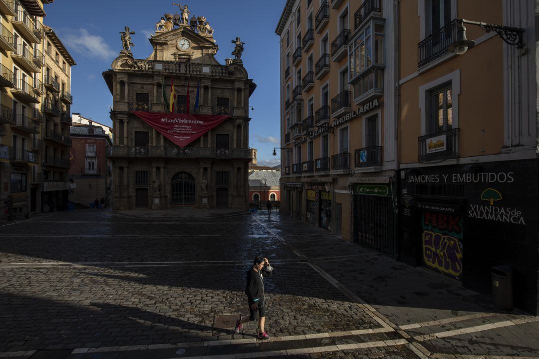 La plaza del Ayuntamiento de Pamplona, vacía el 7 de julio de 2020. Este 2021 se volverá a repetir la imagen. 