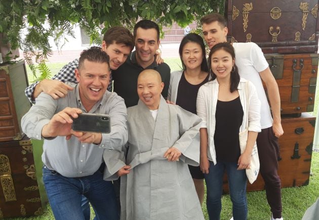 &#039;Selfie&#039; del chef holandés Jacob Jan Boerma junto a la monja budista Jeong Kwan y el equipo del restaurante Lasarte de Barcelona.