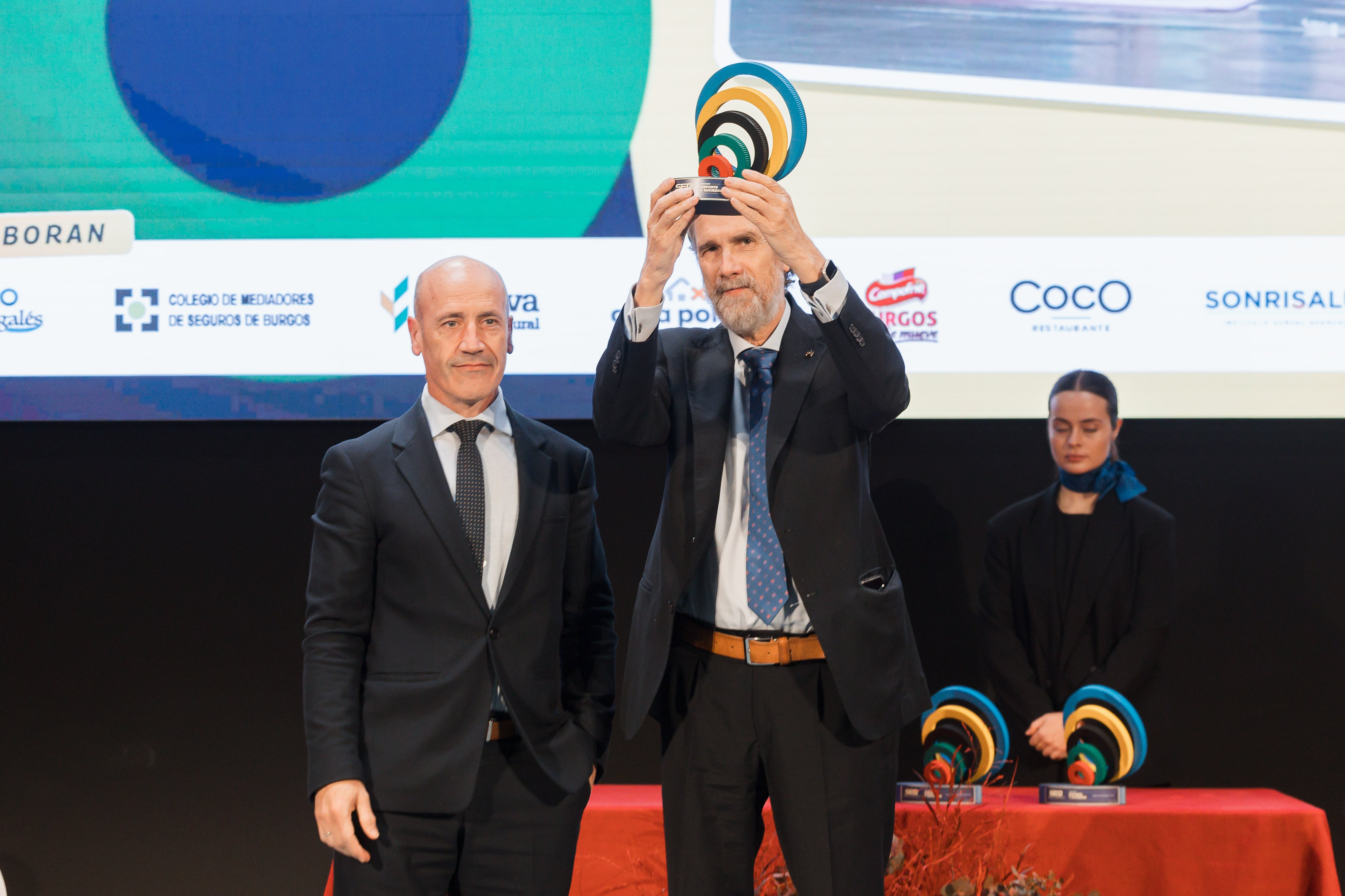 El rector saliente de la UBU, Manuel Pérez Mateos, recogió el trofeo en nombre del Servicio de Deportes de la institución académica de manos de Javier González, de Ibercaja. / Foto: Rodrigo Mena