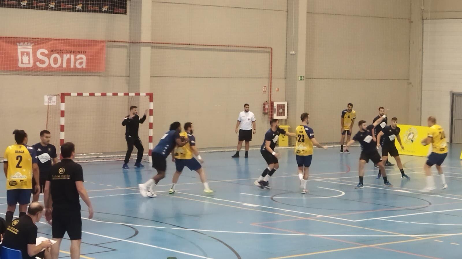 Un lance de juego entre el Tubos Aranda y Balonmano Soria en el San Andrés